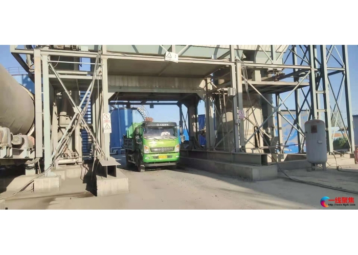 抓紧生产拌合料  为道路维护做好后勤保障