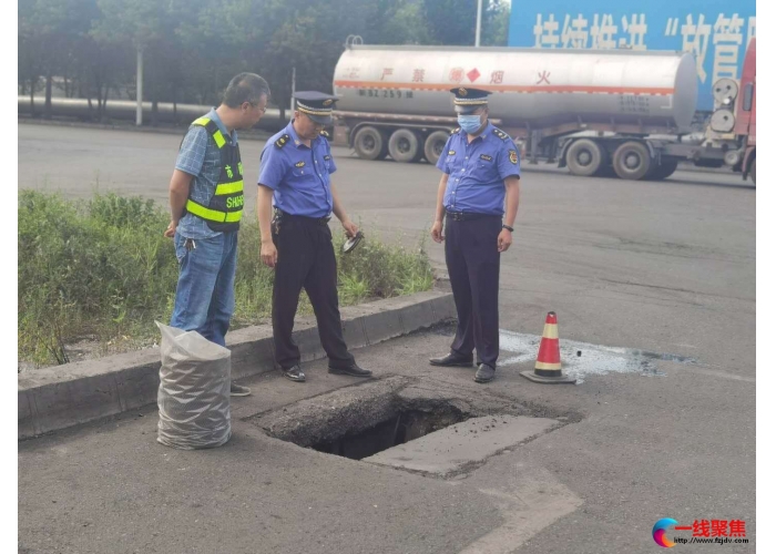 深夜紧急抢修 保障道路安全