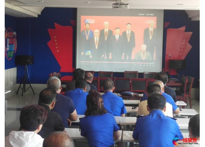 市政工程养护中心组织全体职工观看“七一勋章”颁奖仪式