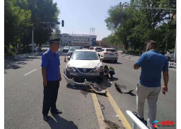 小型客车撞毁交通护栏