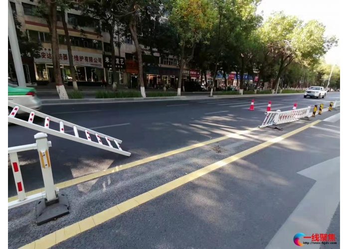 不文明行车造成多处交通设施被撞毁