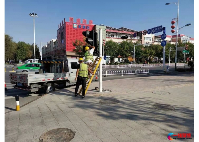 交通信号灯专项维护    提升节日道路通行效率