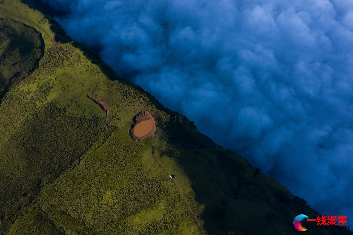 这是在龙头山山顶拍摄的日出时分的云海（7月7日摄，无人机照片）。