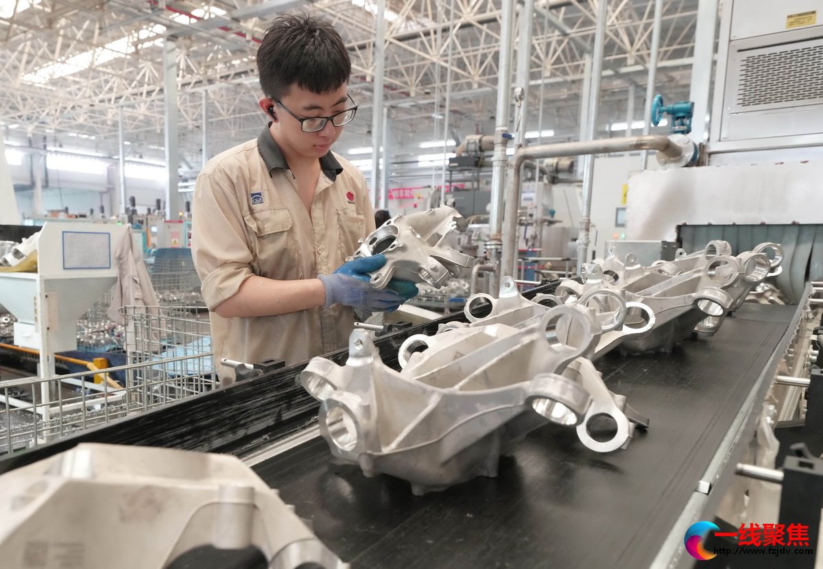 8月3日，工人在秦皇岛经济技术开发区一家汽车配件企业的生产车间工作。