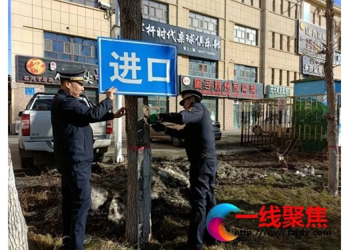 新疆石河子园林绿化养护中心拆除树上广告牌 为行道树“松绑”