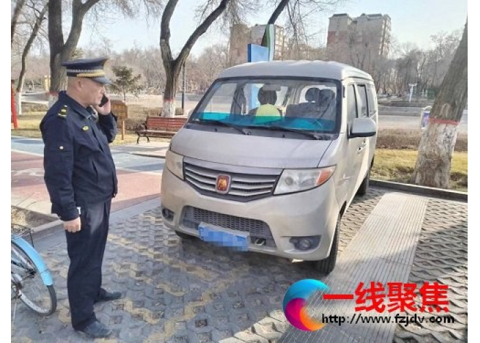 新疆石河子园林绿化养护中心清理违停净化道路环境 助力文明城市创建