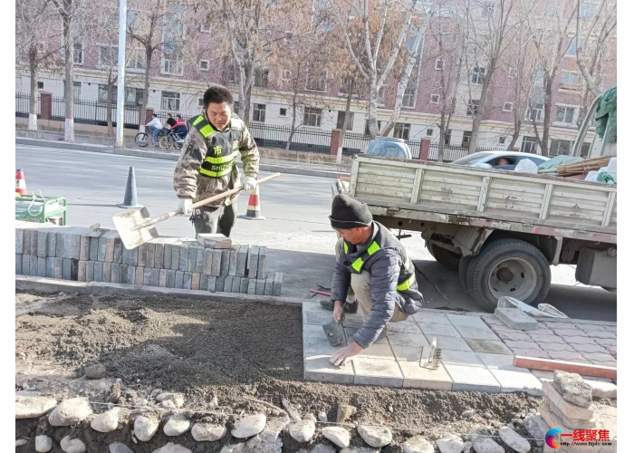 修复沿街门前破损路面  打通城市维修“细枝末梢”