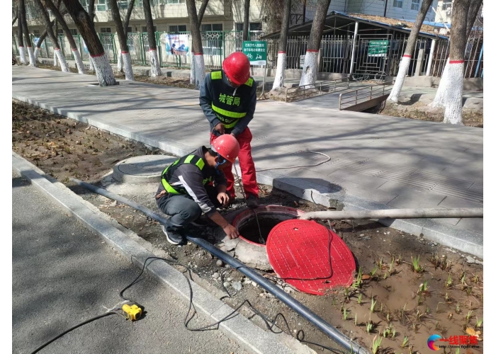 消火栓漏水冲到路面  市政维护急抢