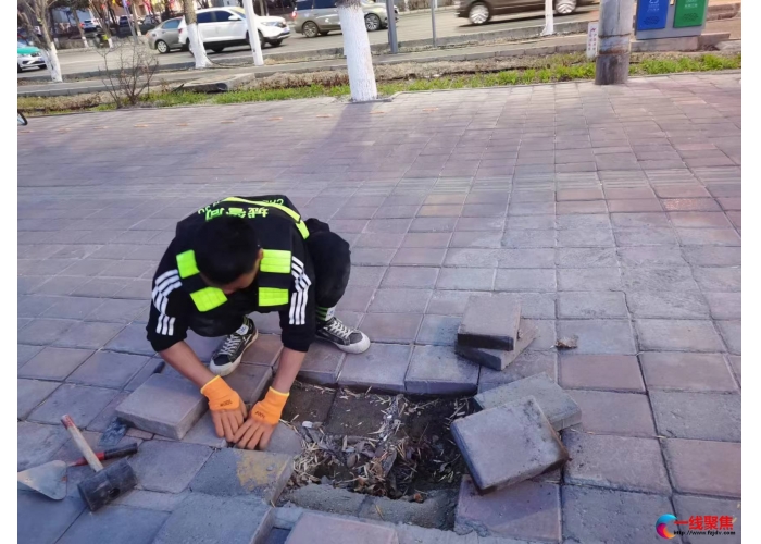 夜晚加班维护“门前三包 ”路面 修好城市文明底色