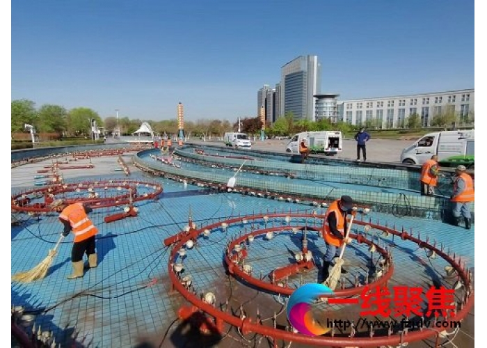 新疆石河子市明珠公园组织人员对喷泉进行清洗