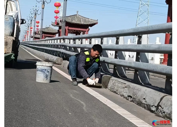石玛大桥设施破损  市政工人全力维护
