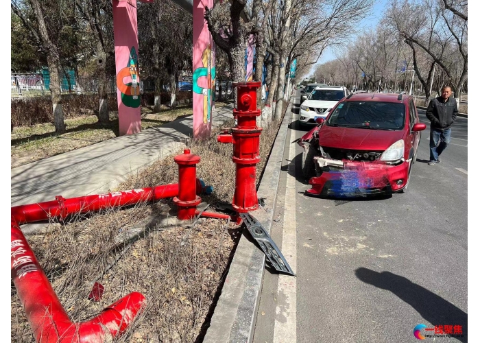 两车相撞撞坏路边消防水鹤