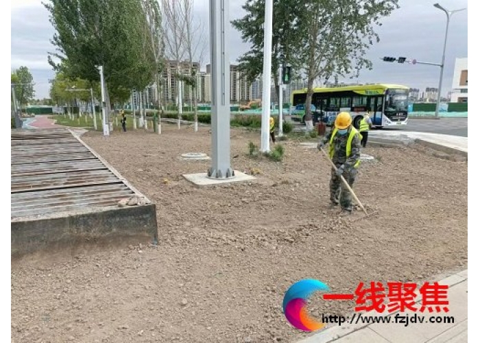 新疆石河子市园林绿化养护中心加大黄土裸露整治 提升城市园林绿化水平