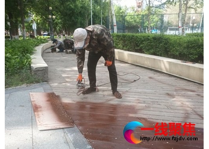 提升景观品质 游园设施刷漆焕新颜