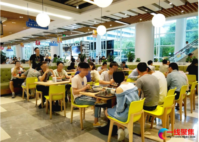 大叔为了开面馆，竟花八年时间做了一个机器人