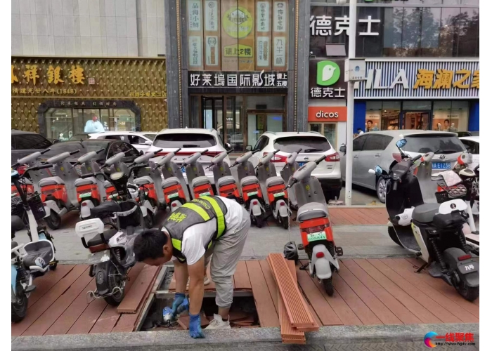  维修木栈道   消除隐患便民行