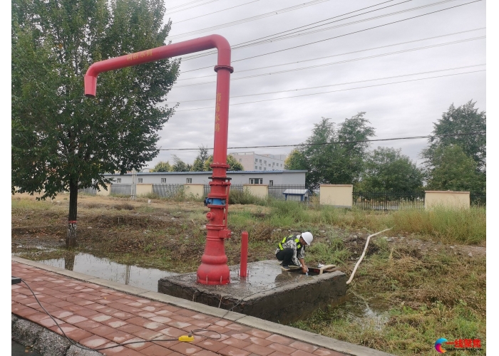 消防水鹤管道漏水 市政工人急维护 