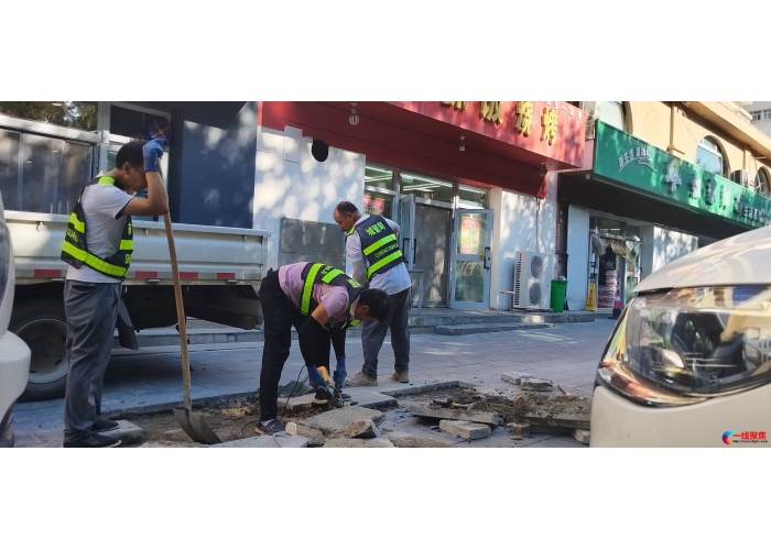 沿街门面前道路破损  市政部门快速修复  