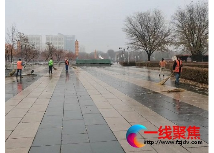 园林工人雨后迅速清理公园落叶