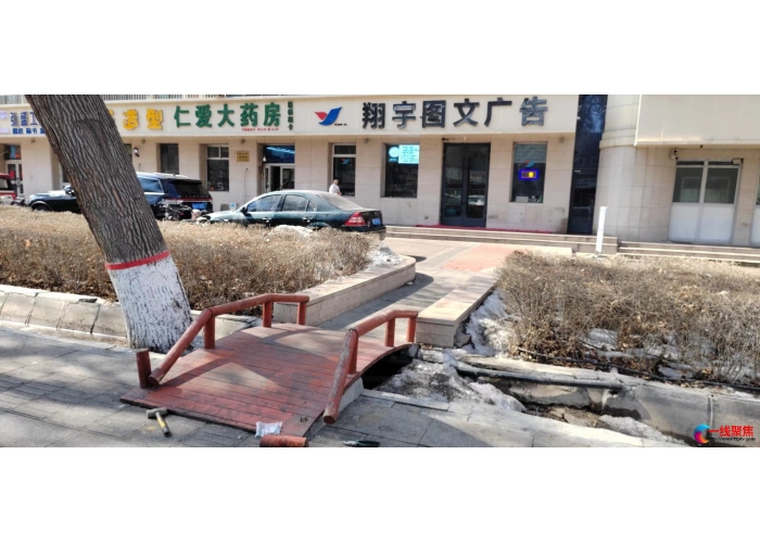 小木桥破损成“隐患地” 市政工人及时修复“加码”安全