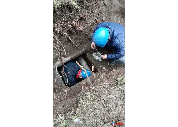 紧急抢修供热管道  保证居民用暖正常