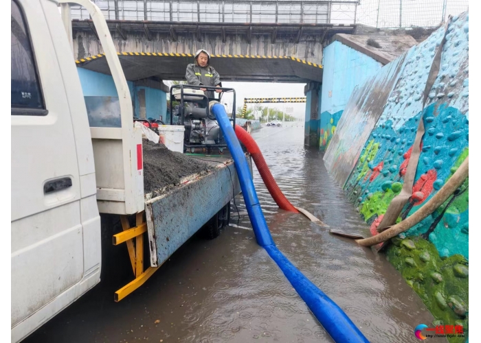 积极应对降雨天气  市政部门全力排水保路畅