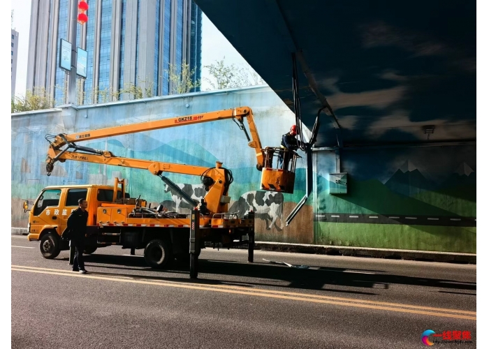 下穿通道路灯电缆被超高车辆挂断！市政工人紧急抢修