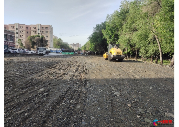 凉皮一条街已修建临时停车场 市民和游客再也不用担心停车难了