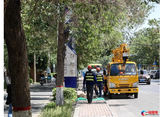 修亮学校路段路灯  市政部门快速抢修助力学生上下学