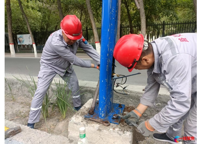 给路灯设施“把脉体检” 确保高温天气运行安全