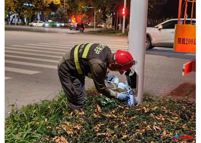 全力检修路灯设施    确保秋日灯明景亮