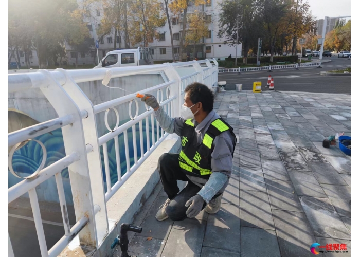 下穿通道护栏刷新漆   城市道路“颜值”再提升