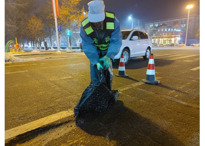 雪后道路出现裂缝小坑   市政部门进行冷料修补
