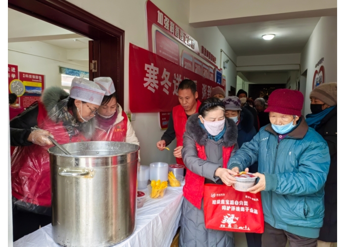 <b>寒冬送温情 “粥”到暖人心 腊八迎风雪 温暖夕阳红 为社区高龄老人送腊八粥</b>