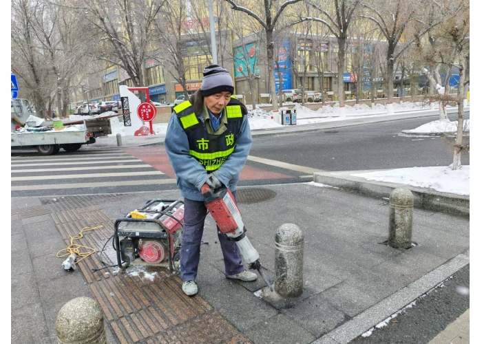 市民反映路口阻车桩影响通行   市政部门快速整治获感谢