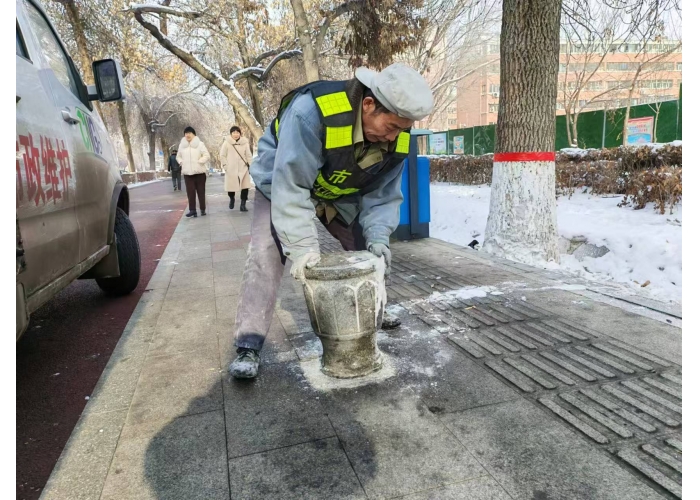 阻车桩被“丢弃”路边  市政工人忙归位