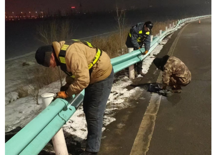 连夜抢修被撞护栏    快速消除道路安全隐患