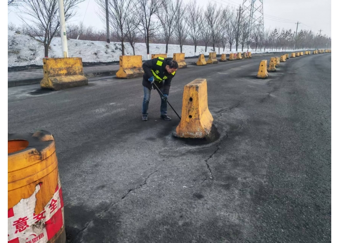 快速校正歪斜护墩   保障道路通行安全
