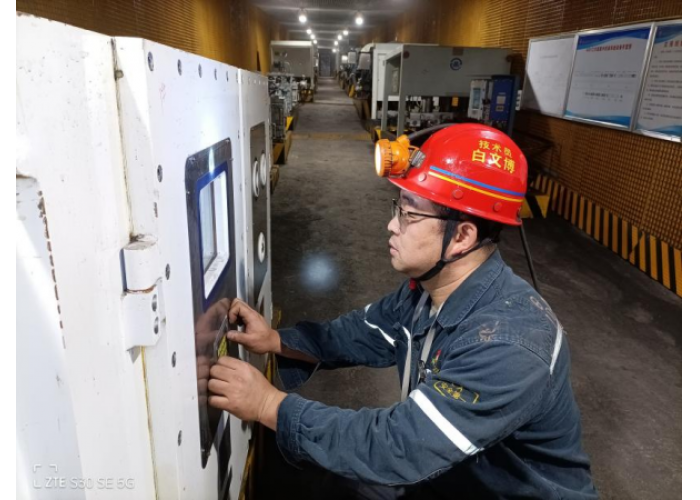 躬耕采煤一线 绽放奋斗光芒——记陕煤蒲白建新煤化综采队技术员白文博