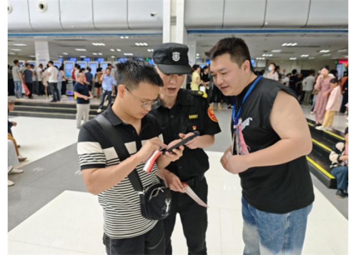 <b>遵医附院开展安全宣传咨询日活动</b>