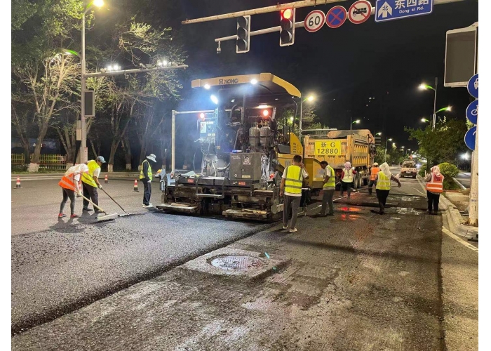 静夜施工显担当 市民出行零延误----800平米破损路面焕新迎早高峰
