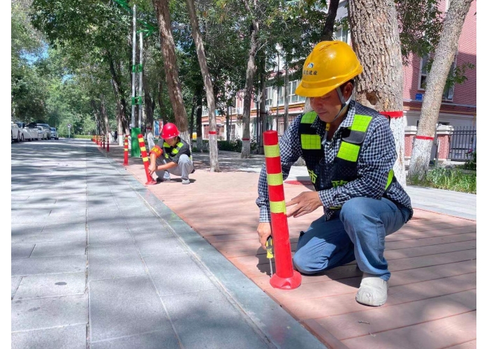 橡胶阻车桩“上岗”建设路  木栈道告别“车轮之痛”
