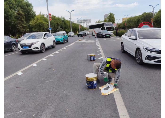 石河子市北三路与东四路路口新施划锯齿状“可变车道”标线