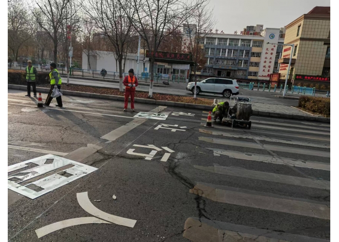 我市重点路段施划“礼让行人”标识  筑牢文明出行安全线