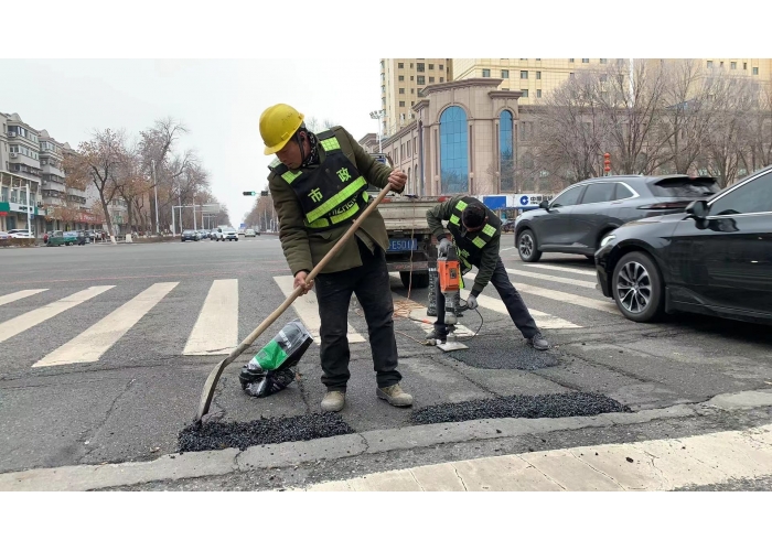 开启市政设施“冬日护航”专项维护