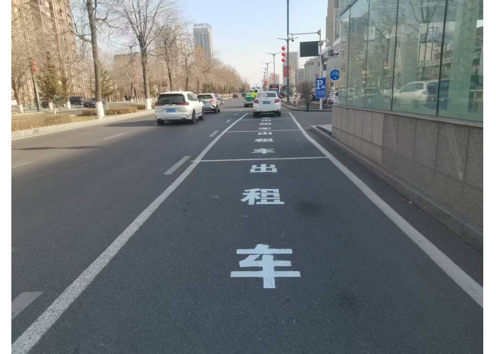 万达广场前出租车临时停车位再优化