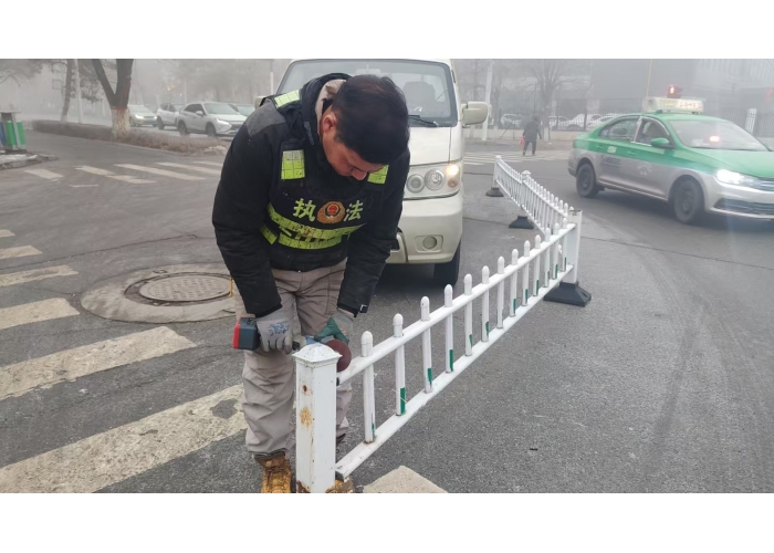 为提升清雪效率  市区4000余米护栏临