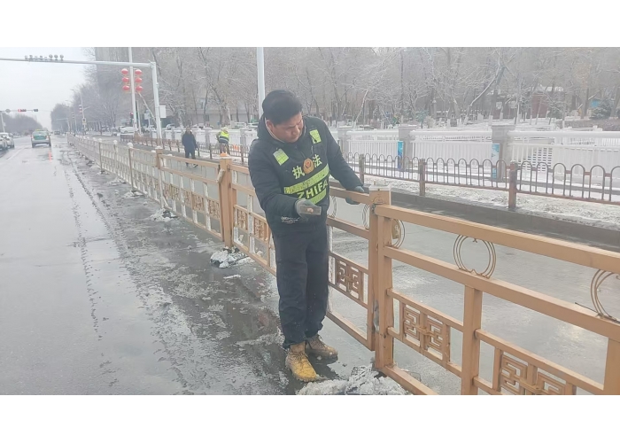 雪后守护“安全线” 城管局市政工程养护中心交通护栏“体检”与维护进行时