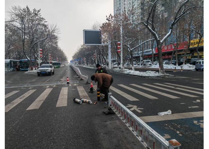 为斑马线加装“安全卫士”市政部门护航市民冬日出行