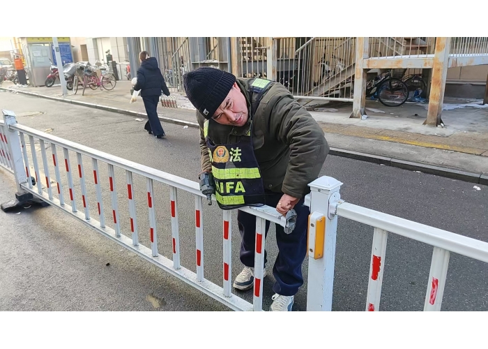 3小时“快修”105米护栏 石河子城管局迅速回应市民关切